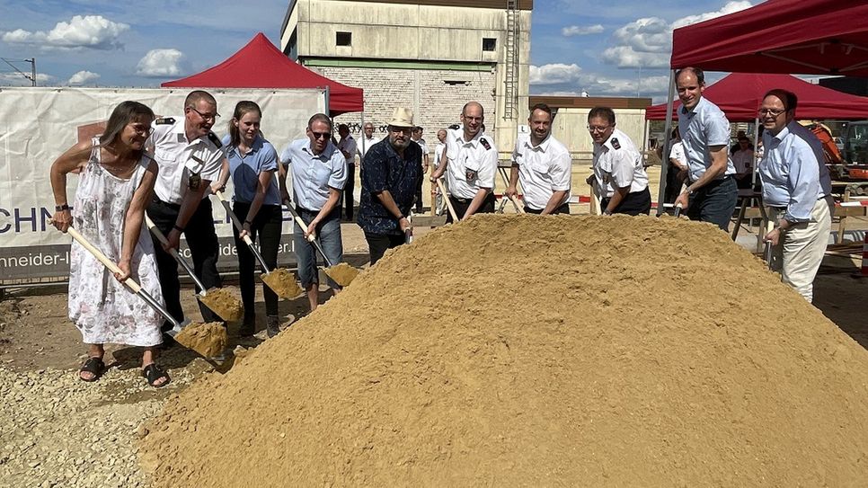 Feuerwehrchef Andreas Kirchartz (2. v. l.) und Feuerwehrdezernent Ralf Britten (r.) freuen sich mit vielen Beteiligten auf den sichtbaren Start des Bauprojekts.