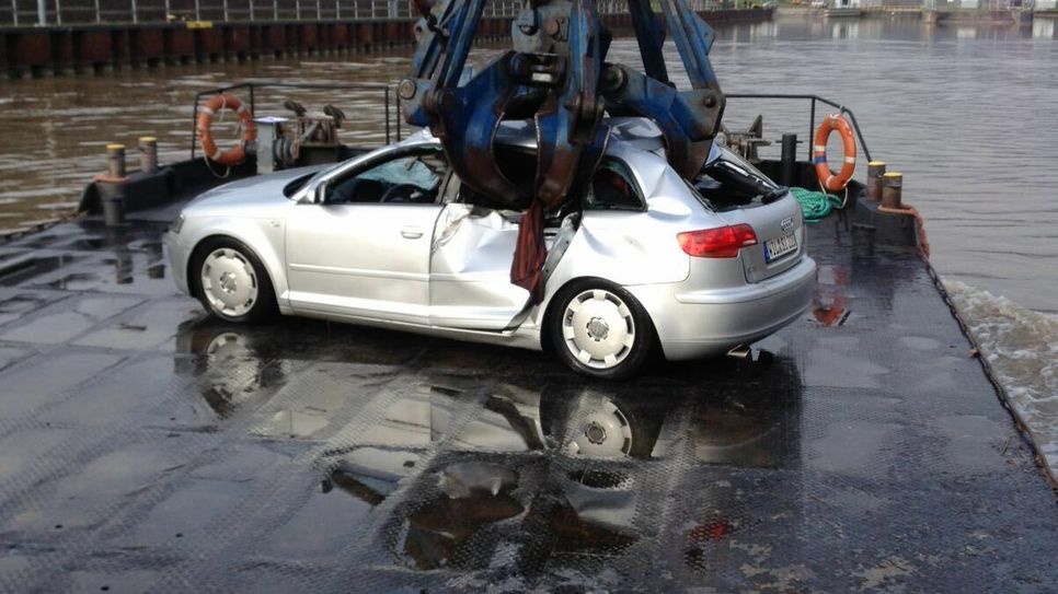 Am Samstagmorgen gegen 8.30 Uhr haben die Such- und Bergungsarbeiten des in der Mosel versunkenen Audis begonnen. Aus bislang ungeklärter Ursache war der Wagen am Freitagmittag in Wehlen in den Fluß gerollt. Foto: FF