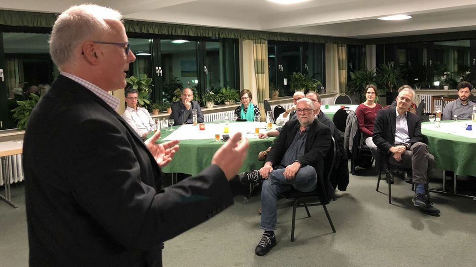 Kurt Klöser konnte beim ersten BEA-Treffen in Gemünd Unternehmer, Freiberufler und Entscheider aus den unterschiedlichsten Wirtschaftsbereichen begrüßen.  mn-Fotos