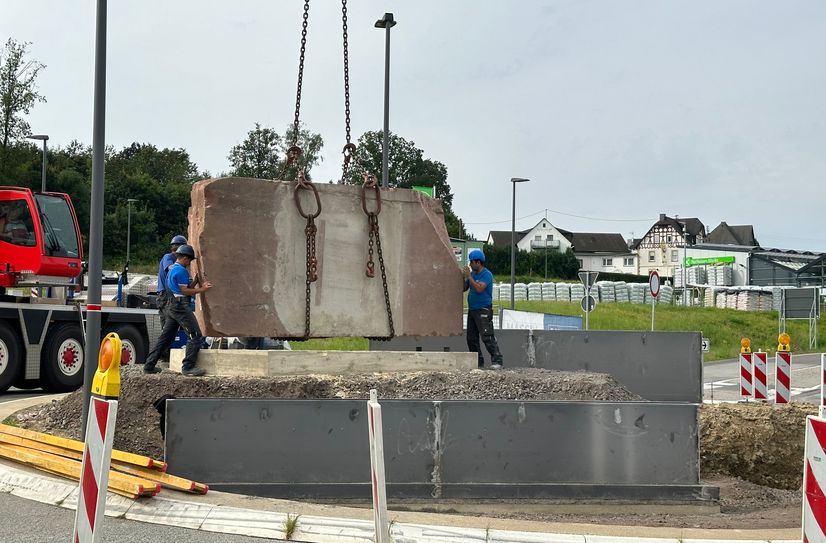 Der 20 Tonnen schwere Monolith wurde in der Mitte des Kreisels platziert.