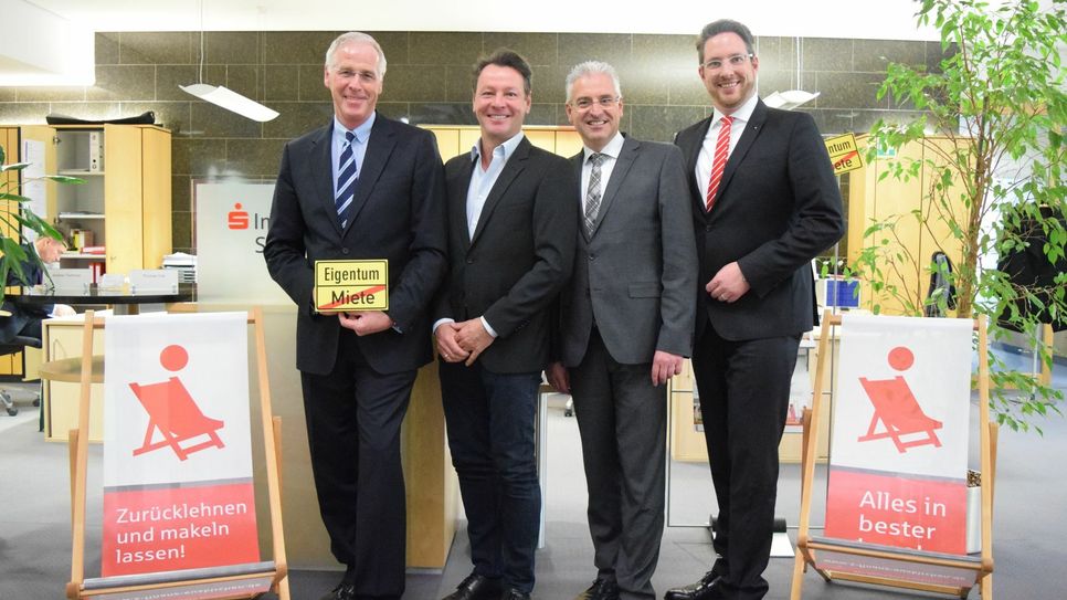 Freuen sich auf die Immobilienmesse (v.l.): Günter Weber, Leiter der S Finanz Euskirchen, Marco Berndt, Thomas Pelzer, Verkaufsleiter Weiss-Verlag und Stephan Reinders. Foto: Breuer