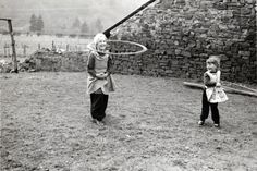 Kinderspiele zu früheren Zeiten waren einfach. Lauf- und Hüpfspiele, Kreis- und Tanzspiele sind nur einige der Kinderspiele in der historischen Eifel.