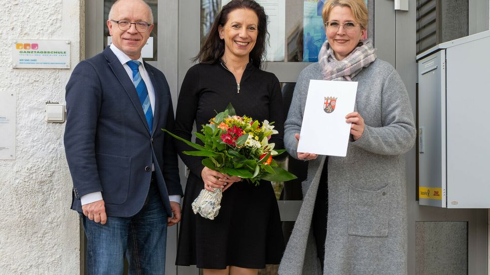 Andrea Adam (Mitte) wurde am 24. Januar zur Rektorin der Michael-Thonet-Schule ernannt. Petra Franzmann, zuständige Schulreferentin der Aufsichts- und Dienstleistungsdirektion (ADD) in Koblenz, überreichte ihr die Ernennungsurkunde. Bürgermeister Jörg Haseneier überbrachte ihr die Glückwünsche der Stadt Boppard gemeinsam mit einem Blumenstrauß.