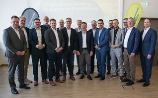 Die kommunalen Gründungsmitglieder der Genossenschaft, e-regio und der neu gewählte Vorstand. Zum ehrenamtlichen Vorstand gehören Christoph Becker, ehemaliger Bürgermeister der Stadt Bornheim, und Manuel Thom, Leiter Energiewendekoordination bei e-regio (2. u. 1 v. re.). Sacha Reichelt (li.) wurde zum Bevollmächtigten der Generalversammlung gewählt, Ingo Pfennings (6.v.li.) zu seinem Vertreter.