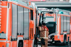 Die Feuerwehr konnte das Übergreifen der Flammen auf weitere Gebäudeteile verhindern. Trotzdem entstand ein Sachschaden von mindestens 150 000 Euro.