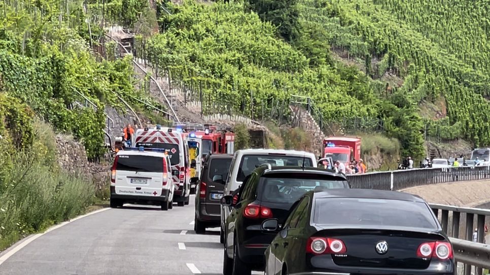 Die L 98 musste zwischen Bruttig-Fankel und Valwig musste kurzfristig für die Rettungsarbeiten gesperrt werden.