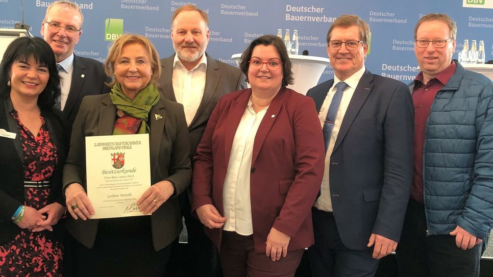 Rita Lanius-Heck (3. von links) freut sich über die Ehrung mit der Goldenen Kammermedaille, die ihr Kammerpräsident Michael Horper (2. von links) überreichte.