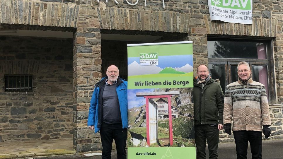 Max Theißen (l.) und Martin Boekholt (r.) von der Eifeler Sektion des Deutschen Alpenvereins freuen sich auf die neue Selbstversorgerhütte, die sie für bis zu 28 Personen im Malakoff-Gebäude auf Vogelsang errichten. Erworben haben sie das Gebäude von der Standortentwicklung Vogelsang IP, vertreten durch Jan Leonhardt (Bildmitte).Foto: T. Förster