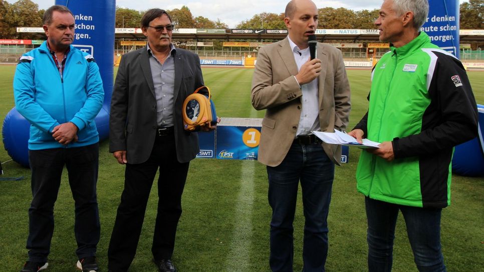 Die Stadtsportverbands-Vorstandsmitglieder Michael Maxheim (Sportkreisvorsitzender Trier), Michael Fremdling (Schatzmeister) und Marco Marzi (Vorsitzender) (von links) im Gespräch mit Berthold Mertes vom Silvesterlauf e.V.