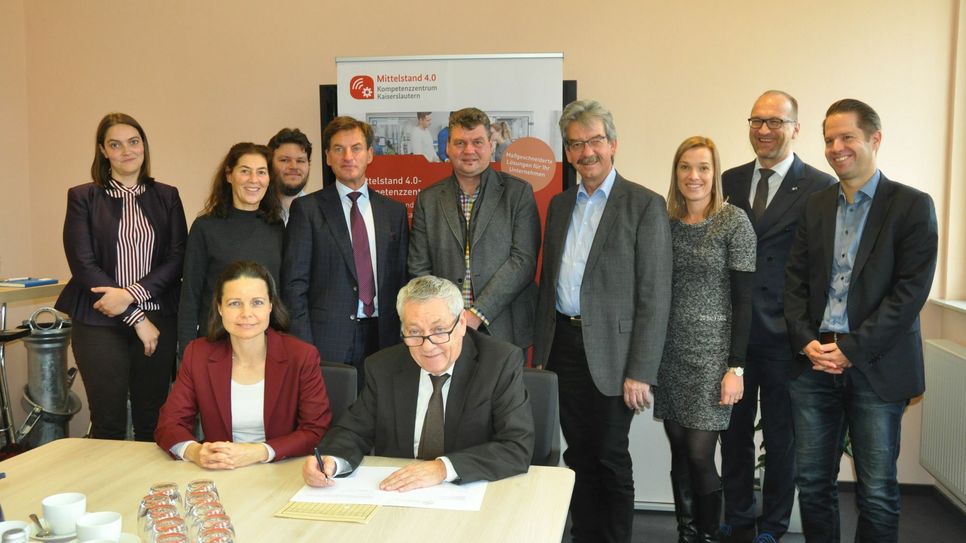 Landrat Manfred Schnur unterzeichnete mit Dr. Haike Frank vom Mittelstand 4.0-Kompetenzzentrum Kaiserslautern einen Kooperationsvertrag.