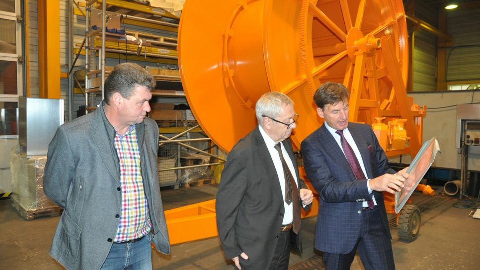 Martin Beinlich (rechts) erklärte Landrat Manfred Schnur (Mitte) und Stadtbürgermeister Thomas Kerpen den Bau von Beregnungsanlagen im "Beinlich"-Werk in Ulmen.