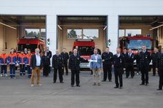 Oberbürgermeister Wolfgang Treis überreichte Wehrleiter Andreas Faber und Löschzugführer Marco Fischer den symbolischen Schlüssel für das neue Feuerwehrgerätehaus.