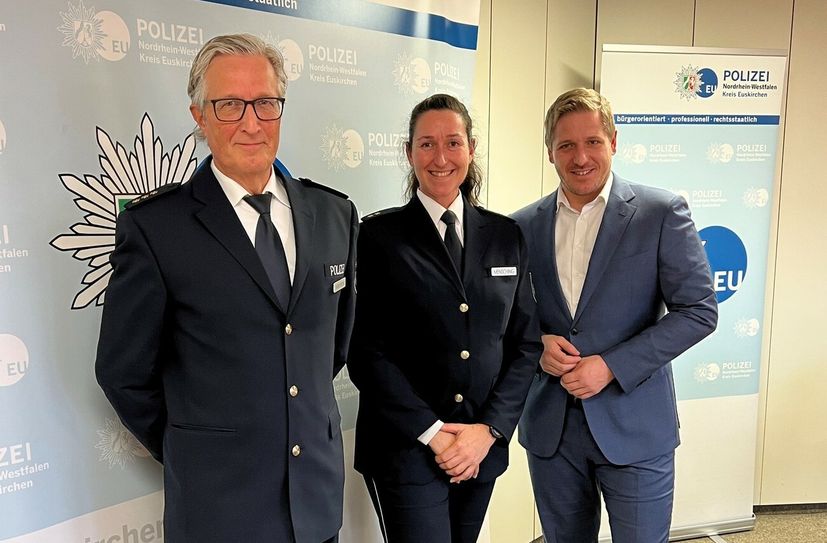 Gemeinsam stellten Harald Mertens, Abteilungsleiter Polizei (li.) und Behördenleiter Markus Ramers (re.) Martina Mensching als neue Direktionsleiterin der Verkehrsdirektion der Kreispolizeibehörde Euskirchen vor.