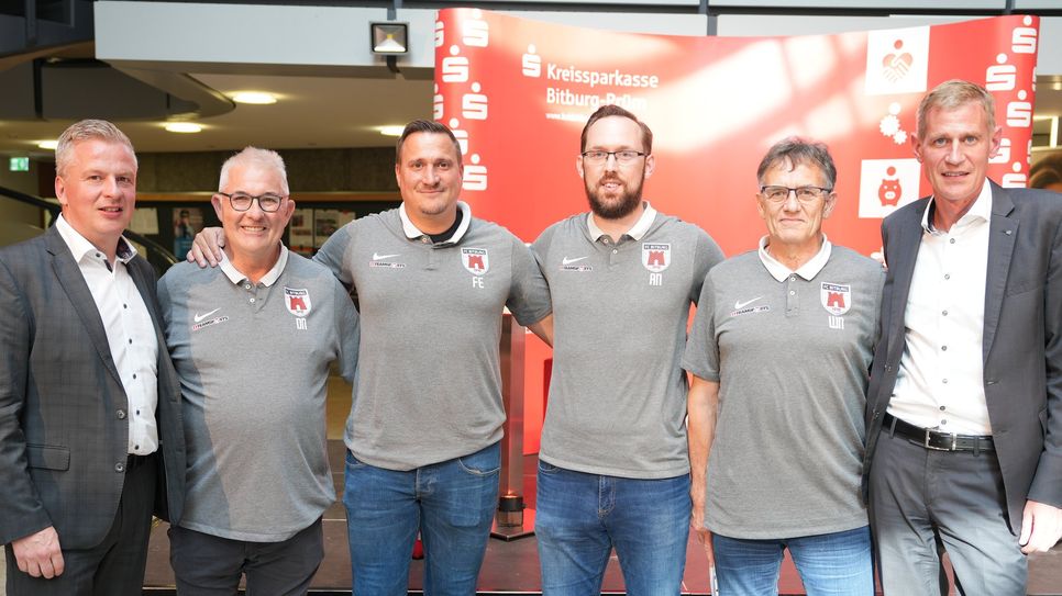 In der vergangenen Saison ist der FC Bitburg aus der Oberliga abgestiegen und will jetzt in der  neuen Saison in der sechstklassigen Rheinlandliga wieder vorne mitmischen. Die offizielle Kadervorstellung fand in der Schalterhalle der Kreissparkasse statt. Trainer Fabian Ewertz und die Verantwortlichen blicken sehr zuversichtlich in die neue Saison (wk).