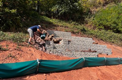 Das neue Eidechsen-Habitat oberhalb der Bushaltestelle in der Bitburger Straße