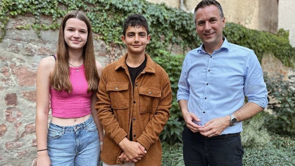 Bürgermeister Manuel Follmann mit den Vorsitzenden José Hoffmann und Mira Hower.