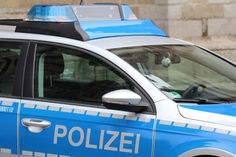 Der 15-jährige E-Scooter-Fahrer wurde von einem Pkw-Fahrer erst bedrängt und dann beim Überholen touchiert. Die Polizei sucht Zeugen.