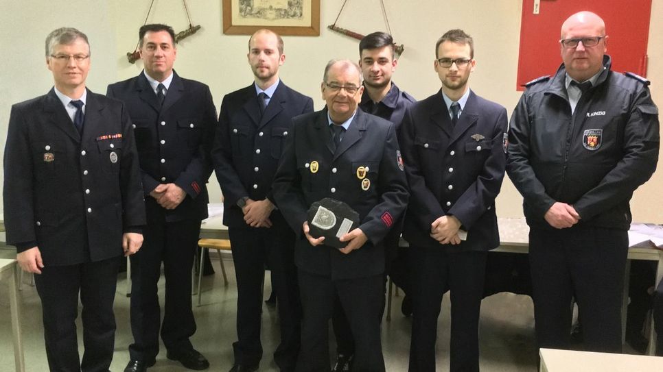 Das beigefügte Foto zeigt die beförderten und geehrten Feuerwehrangehörigen. Foto: FF