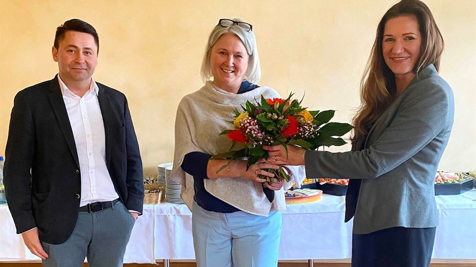 Sabine Raimund (rechts), Geschäftsführerin der Katharina Kasper ViaSalus GmbH, und der Kaufmännische Direktor Vladimir Lejrich begrüßten Dr. Katrina Elina Clemens in Zell.