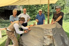 Dieser Stein aus Grauwacke wurde als Gedenkstein an Prof. Dr. Wolfgang Schumacher von Ulrike Glaubitz (v.li.), Rita Schumacher, Dr. Carsten Vorwig, Ralf Sawatzki und Axel Jakob vorgestellt.