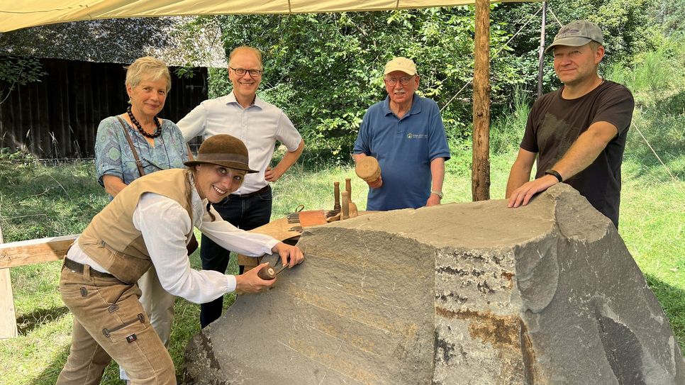 Dieser Stein aus Grauwacke wurde als Gedenkstein an Prof. Dr. Wolfgang Schumacher von Ulrike Glaubitz (v.li.), Rita Schumacher, Dr. Carsten Vorwig, Ralf Sawatzki und Axel Jakob vorgestellt.