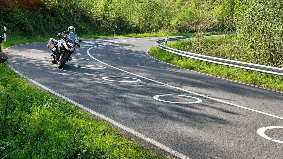 Auf der Panoramastraße hat ein bundesweit einzigartiger Verkehrsversuch zur Sicherheit von Motorradfahrern begonnen. Die aufgemalten Ellipsen sollen dafür sorgen, dass die Motorradfahrer auf ihrer Spur bleiben.