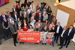 Gemeinsam mit Oberbürgermeister Wolfram Leibe überreichte der Vorstand der Sparkasse Trier 390.000 Euro aus dem Zweckertrag der PS-Lotterie an 36 Vereine und Initiativen der Region.