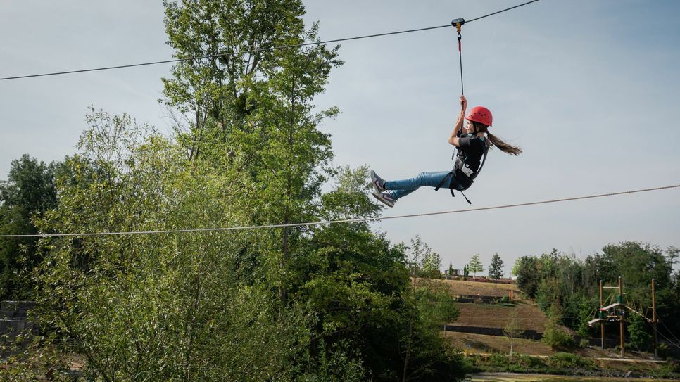 Ab Freitag, 21. Mai ist der Flying Fox-Park im Seepark Zülpich wieder geöffnet. Für den Besuch des Kletter- und Seilrutschenparks ist jedoch ein aktueller Corona-Schnelltest oder ein Impf- oder Genesungsnachweis erforderlich.