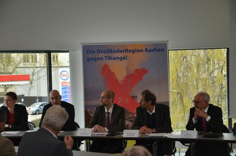 Nuklearexperten von "INRAG" haben sich wissenschaftlich mit "Tihange2" auseinandergesetzt und fordern die Abschaltung des Atomkraftwerks. Helmut Etschenberg (r.) hat die Expertenkonferenz nach Aachen geholt.