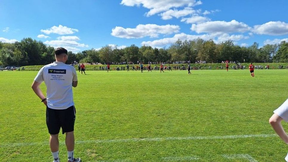 TuS Trainer Marc Steil (links) sieht sich nach dem 3:3 in der 101. Minute um den Sieg betrogen - und wird dafür von Schiedsrichter Jan-Hagen Engel des Feldes verwiesen.