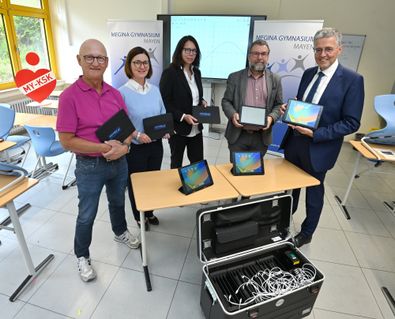 Schulleitung und Förderverein des Megina Gymnasiums freuen sich gemeinsam mit KSK Vorstand Karl-Josef Esch über den neu angeschafften Koffer mit 20 iPads sowie einen neuen Stufenbarren für den Sportunterricht Bildunterzeile (v.l.) Stephan Guckenbiehl, Gunilla Valentin, Stephanie Preil, Schulleiter Michael Sexauer und der KSK Vorstandsvorsitzender Karl-Josef Esch.