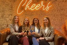 Die vier Bewerberinnen um die Mosel-Krone in der WineBank in Trier: (von links) Paula Sophie Scherrer aus Sankt Aldegund, Maja Treis aus Zell-Merl, Anne van Dongen aus Traben-Trarbach und Anna Zenz aus Ediger-Eller.