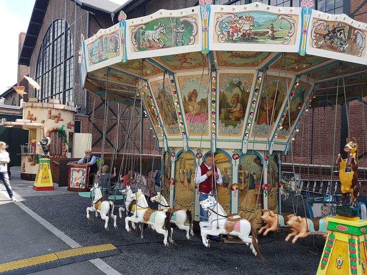 Kirmestreiben in Monschau gestern und heute: Schausteller entführen in vergangene Zeiten, während die Bürgerschützen ihre neuen Majestäten küren.