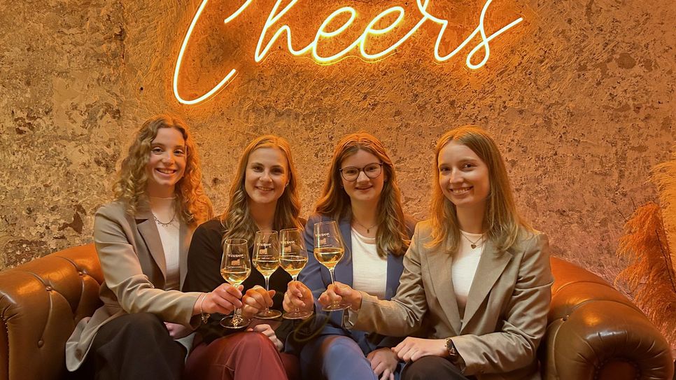 Das Foto zeigt die vier Bewerberinnen um die Mosel-Krone in der WineBank in Trier. Von links: Paula Sophie Scherrer aus Sankt Aldegund, Maja Treis aus Zell-Merl, Anne van Dongen aus Traben-Trarbach und Anna Zenz aus Ediger-Eller.