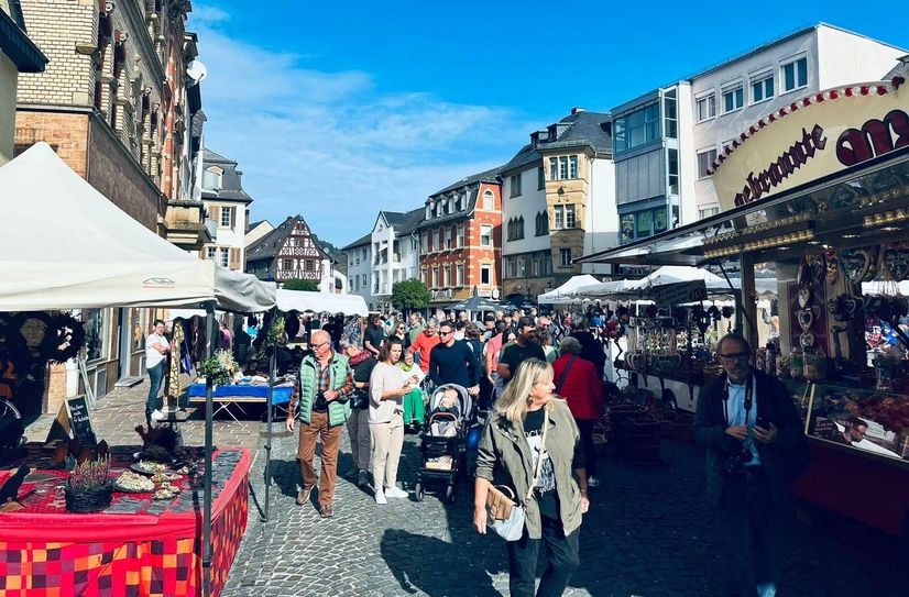 Das Angebot der rund 70 Aussteller kam an beim Kirner Publikum: Die Innenstadt platzte bei der diesjährigen Auflage des Kunsthandwerker- und Bauernmarkt aus allen Nähten - nicht zuletzt dank des strahlenden Spätsommerwetters.