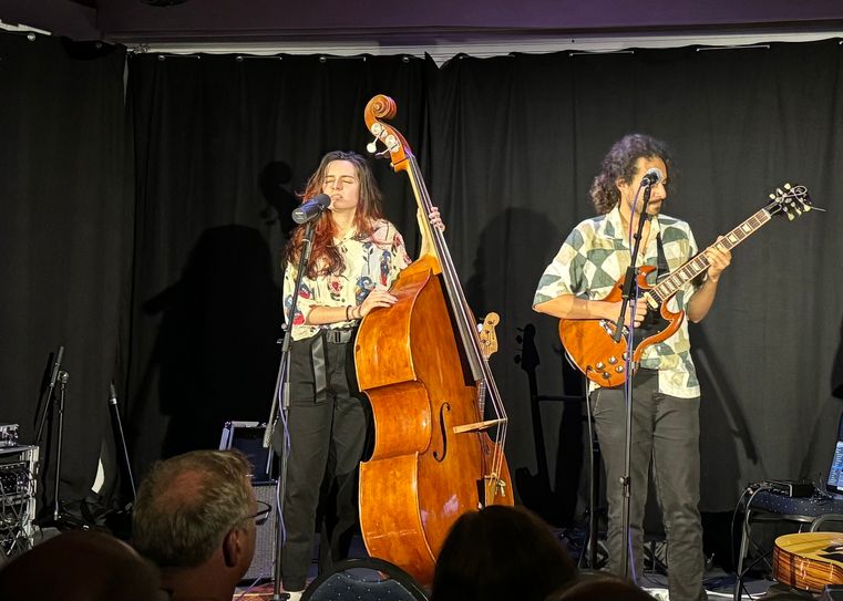 Eilidh Saunière und Vincent D'Elia verzauberten mit ihrem vielsprachigen Gesang und einzigartigen Kompositionen beim Saisonauftakt der KulturBühne Altes Wasserwerk.