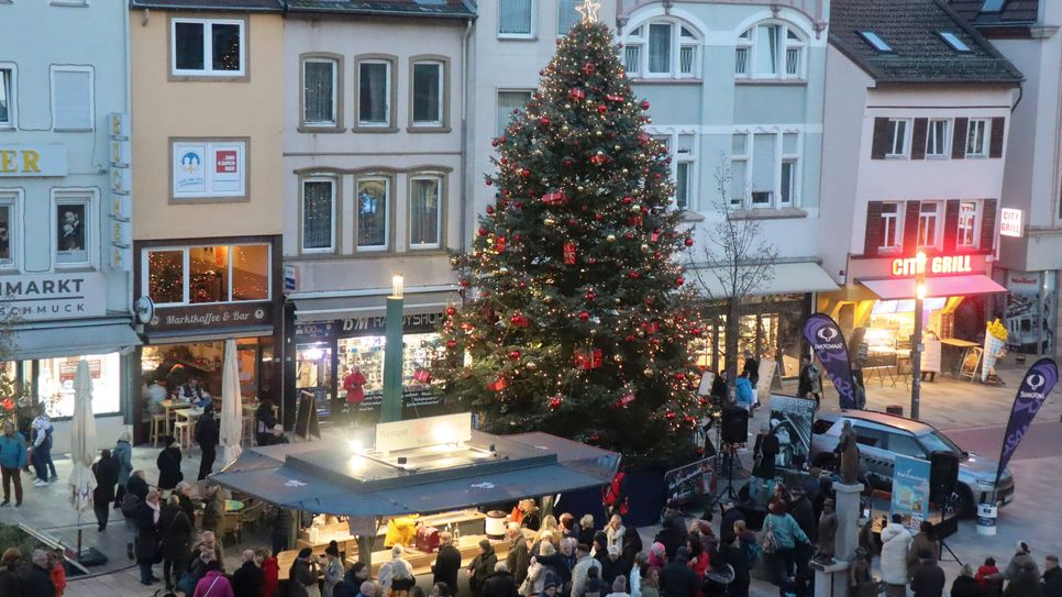 Der Weihnachtsbaum auf dem Kornmarkt in Bad Kreuznach ist aufgestellt.