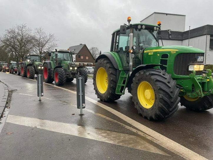 Traktoren rollen durch Trier