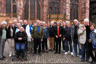 Die Jubiläumsklasse der MGM-Abiturienten aus dem Jahre 1964 auf dem Münsterplatz vor dem Freiburger Münster.