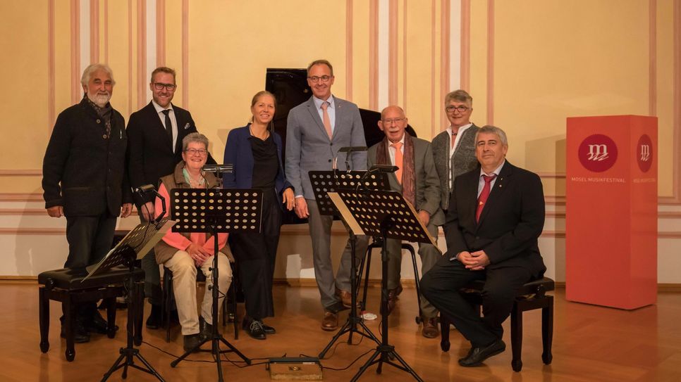 Strahlend präsentiert sich der neue Vorstand der Freunde und Förderer des Mosel Musikfestivals (von links): Kassenwart Adi Monshausen, der neue Vorsitzende des Fördervereins Dirk Eis, die neuen Beisitzerinnnen Claudia Müller und Roelina Kramer, Intendant Tobias Scharfenberger, Ehrenvorsitzender Wolfgang Lichter, Schriftführerin Eugenie Klein und der zweite Vorsitzende Gerhard Müller. Foto: Mosel Musikfestival/Artur Feller