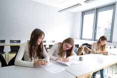 Beim "Tag der Mathematik" an der Universität Trier haben sich Schülerinnen Wege erarbeitet, wie man einen Zauberwürfel lösen kann.