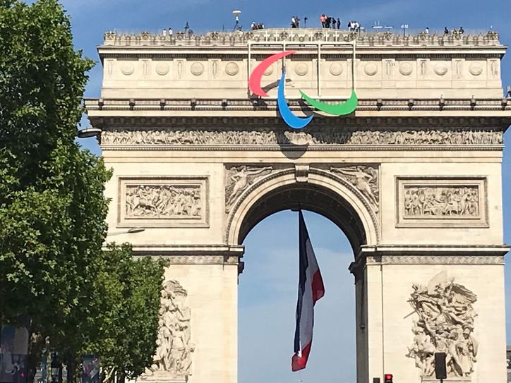 Die olympischen Ringe wurden am Eiffelturm installiert.