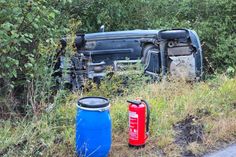 Der leichtverletzte Pkw-Fahrer konnte sich mit Hilfe von Ersthelfern selbst aus dem Wrack befreien.