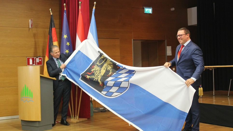 Verbunden mit dem Dank für den großartigen Empfang und in Erinnerung an den Gründungstag überreichte Nikolay die Simmerner Stadtfahne sowie eine aus Schiefer gefertigte Tafel mit Datum und Stadtwappen von Simmern.