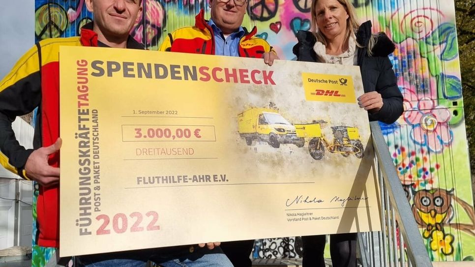 Nikolaos Ioannidis (l.) und Dieter Blechmann (M.) überreichten den symbolischen Scheck über 3.000 Euro an Michaela Wolff.