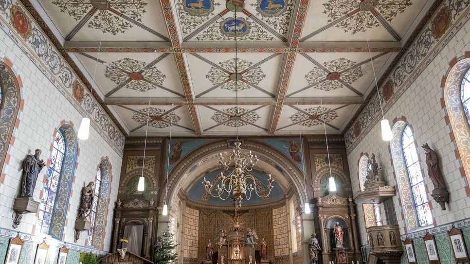 Die reich verzierte Holzdecke der Holzheimer Kirche St. Lambertus bereitet Sorgen. Durch Kondenswasser konnte sich der Hausschwamm ausbreiten und die Holzkonstruktion schädigen. Wegen Einsturzgefahr bleibt die Kirche bis auf Weiters geschlossen.