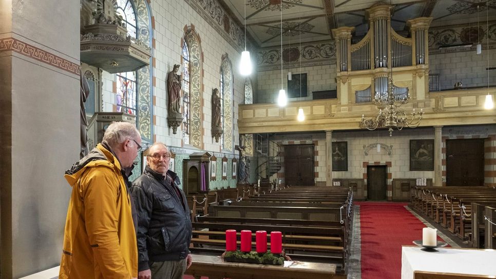 Altarraum und Sakristei sind nicht von der Sperrung betroffen, daher konnten Pfarrer Erik Pühringer (l.) und Kirchenvorstand Hans-Joachim Emonds von dort aus über die weiteren Schritte informieren.