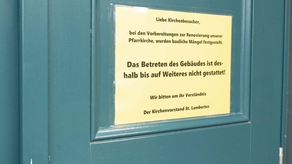 Kirchenbesucher werden per Aushang darauf aufmerksam gemacht, dass die Kirche bis auf Weiteres gesperrt bleibt.