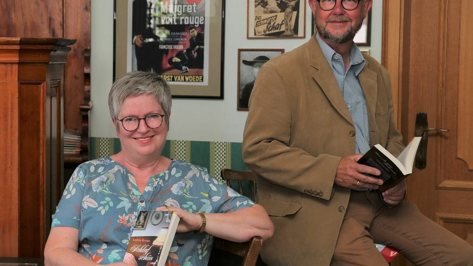 Krimi-Autorin Andrea Revers und Verleger Ralf Kramp stellten den neuen Roman heute im »Grünen Salon« des Kriminalhauses in Hillesheim der Presse vor. Foto: KBV-Verlag/Ira Schneider