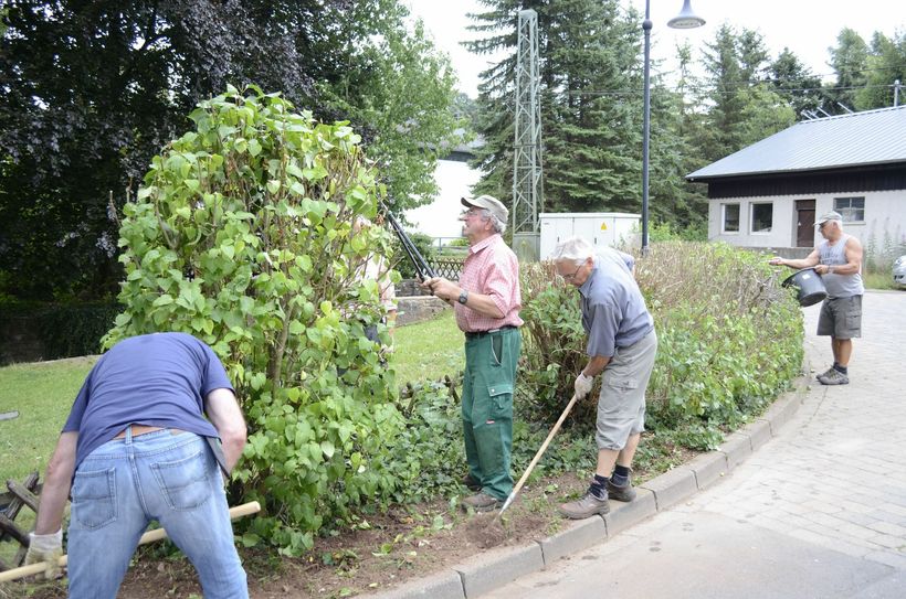 Vollen Einsatz bringen die zehn Männer meist zweimal im Monat. mn-Fotos